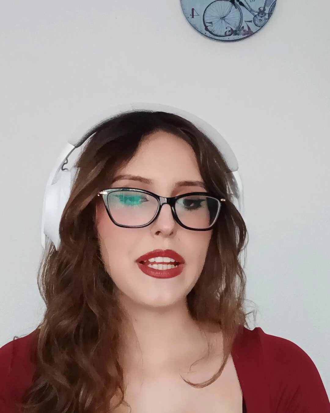 Amy, predavačica u Happy Planetu, snima predstavljanje za svoje učenike